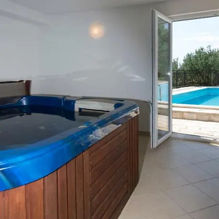 Vila Sara With Pool *